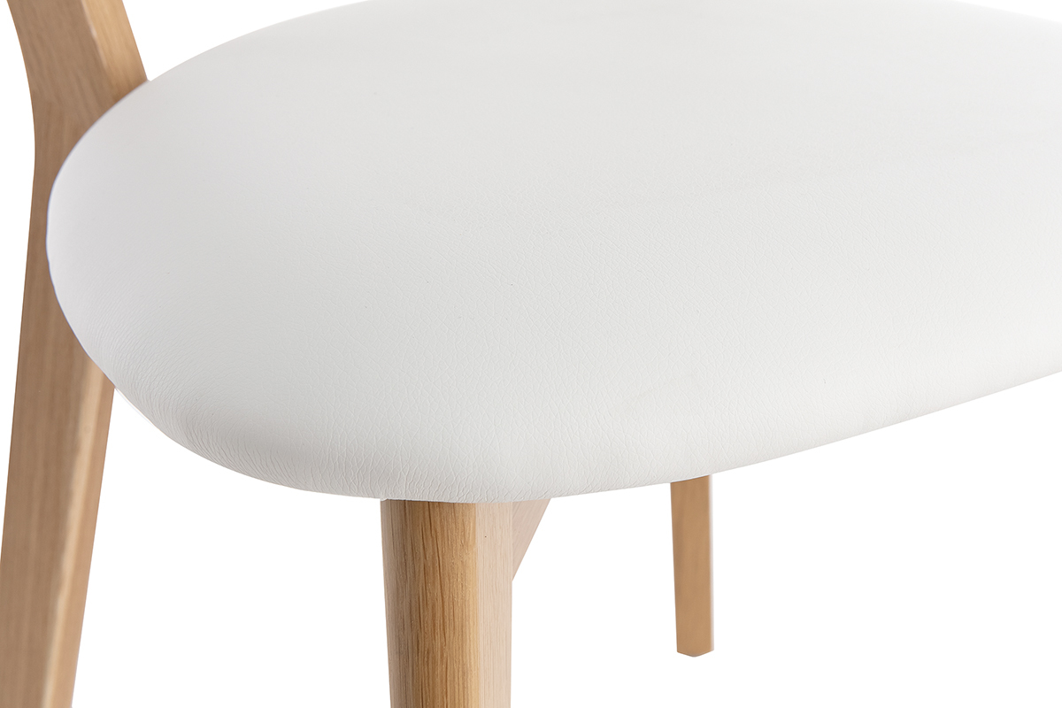D�tail d'une chaise DOVE avec assise blanche et pieds en bois clair, vue de pr�s.