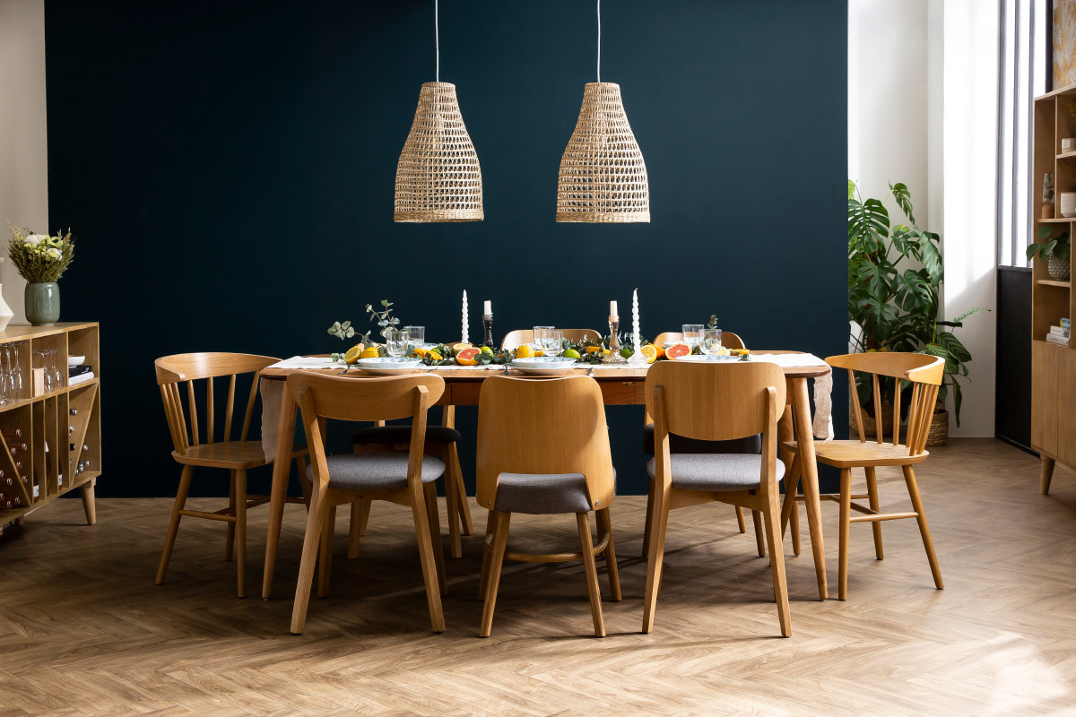 Chaises LUCIA en bois clair et tissu gris autour d'une table dans une salle � manger.