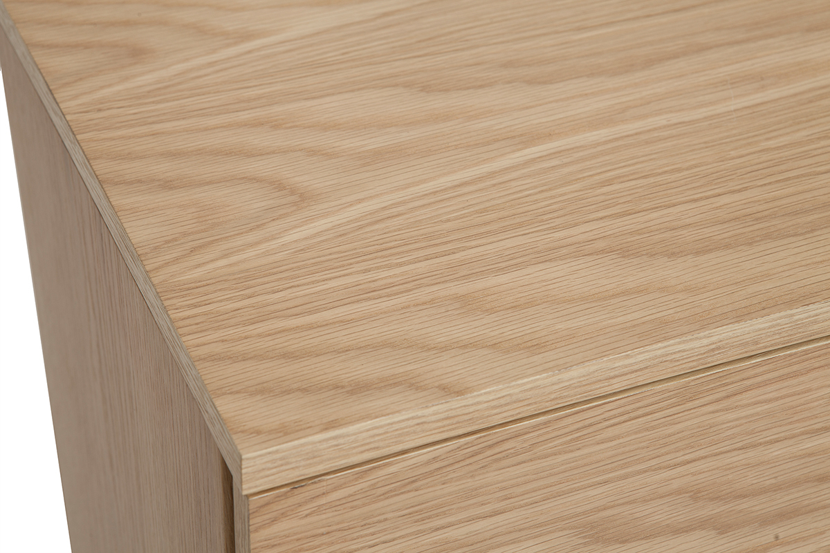 Gros plan sur le dessus en bois clair d'une commode scandinave.