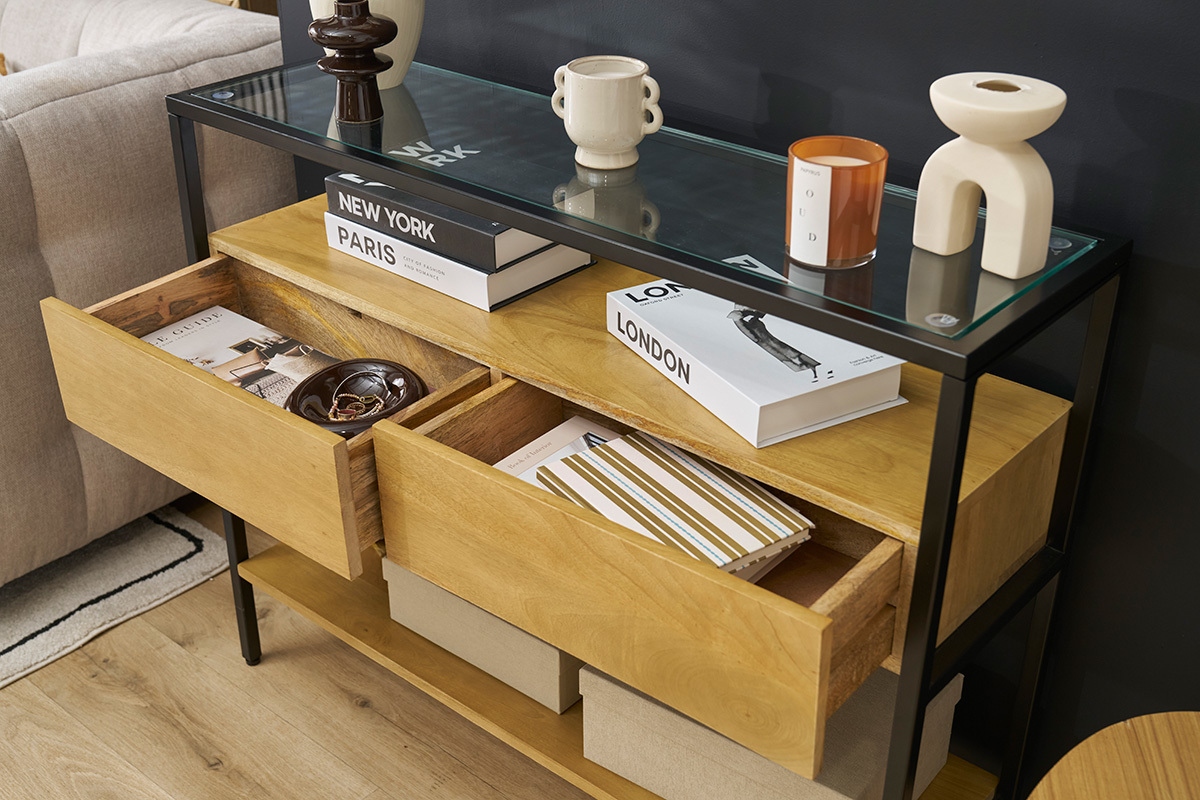 Console SITA en bois clair avec plateau en verre, vue de face, deux tiroirs ouverts avec objets � l'int�rieur.