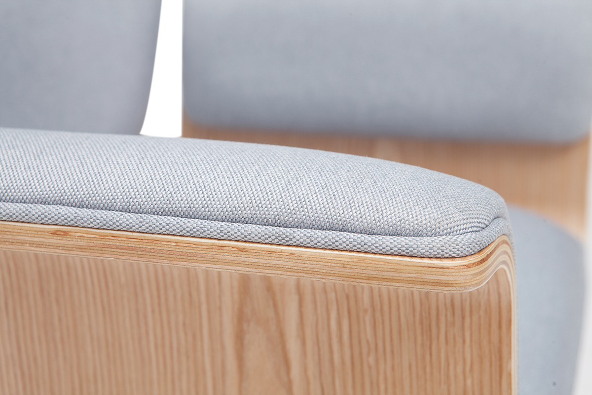 D�tail de l'accoudoir en tissu gris et bois clair du fauteuil ELON.