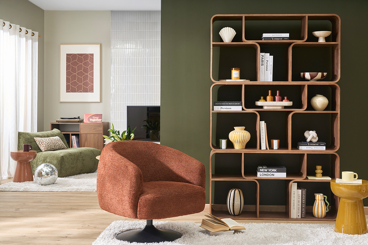 Fauteuil pivotant BOWIE en tissu effet chenille bross� terre br�l�e, vue de face dans un salon moderne.