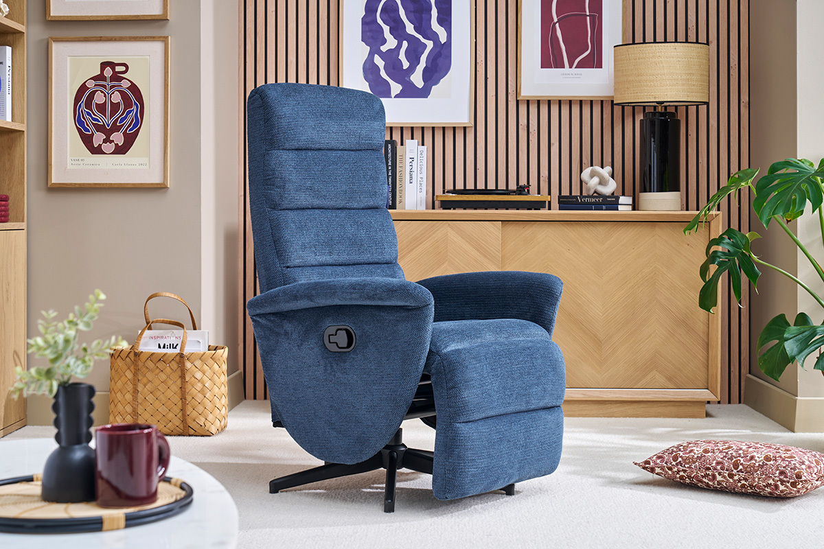 Fauteuil pivotant bleu fonc� NELSON dans un salon, vue de c�t�.