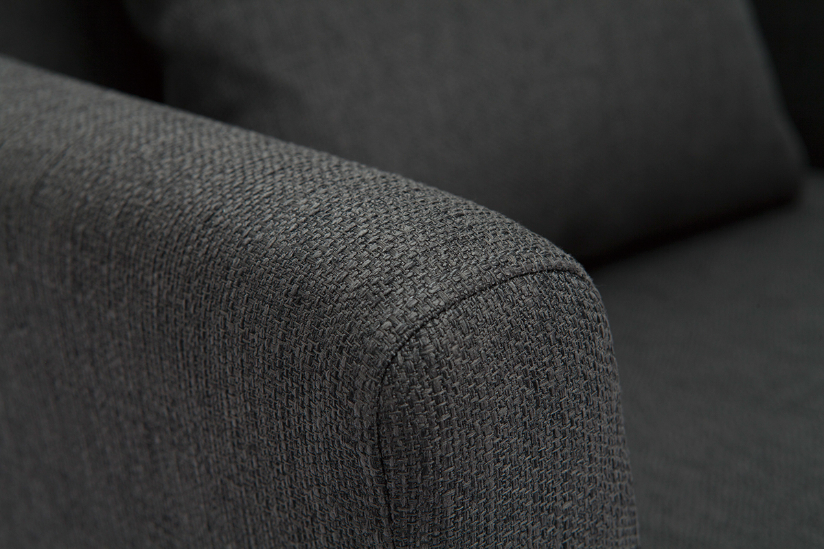 Gros plan sur le tissu gris fonc� du fauteuil scandinave OSLO.