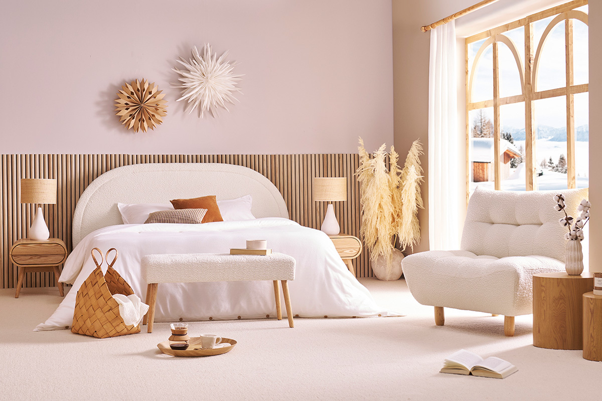 Fauteuil scandinave en tissu effet laine boucl�e blanc et bois clair YUMI
