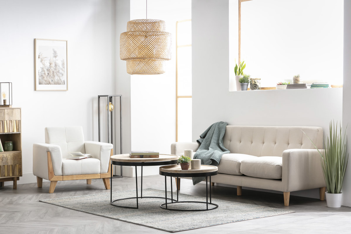 Fauteuil scandinave en tissu effet velours blanc cass� et bois clair FJORD