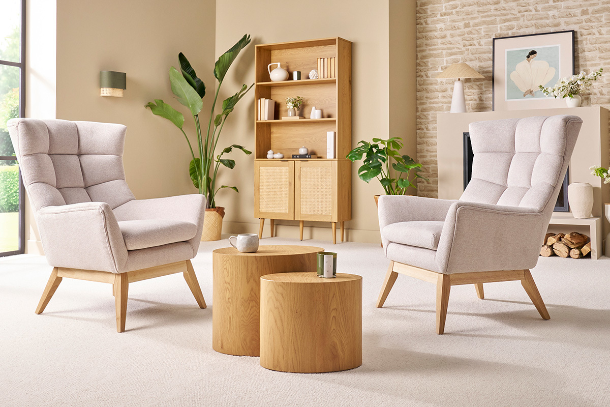 Fauteuil scandinave en tissu effet velours textur� naturel et bois clair BRODY