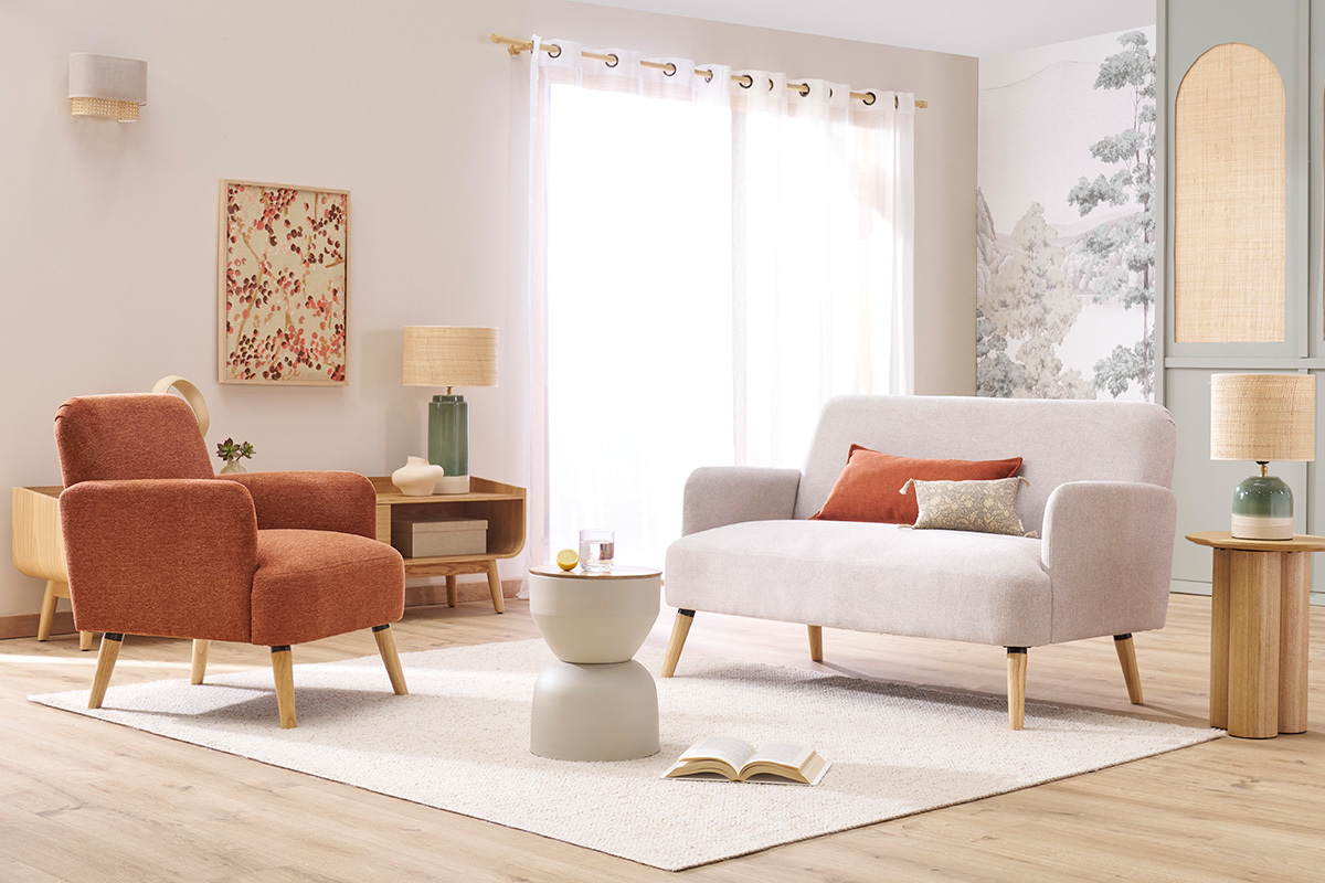 Fauteuil scandinave en tissu terre br�l�e avec autres meubles dans un salon.