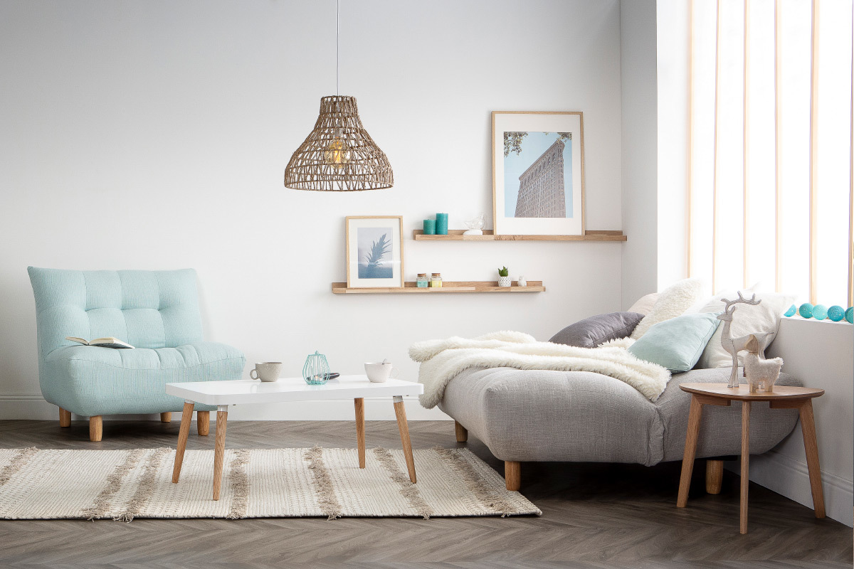 Fauteuil scandinave en tissu menthe � l'eau et bois clair YUMI
