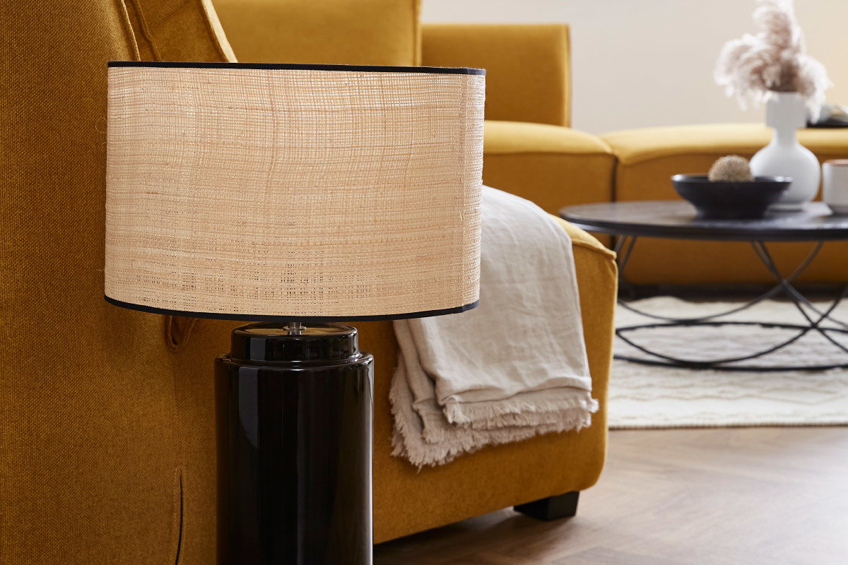 Lampe � poser en c�ramique �maill�e noire et abat-jour en raphia naturel H64 cm MAJES