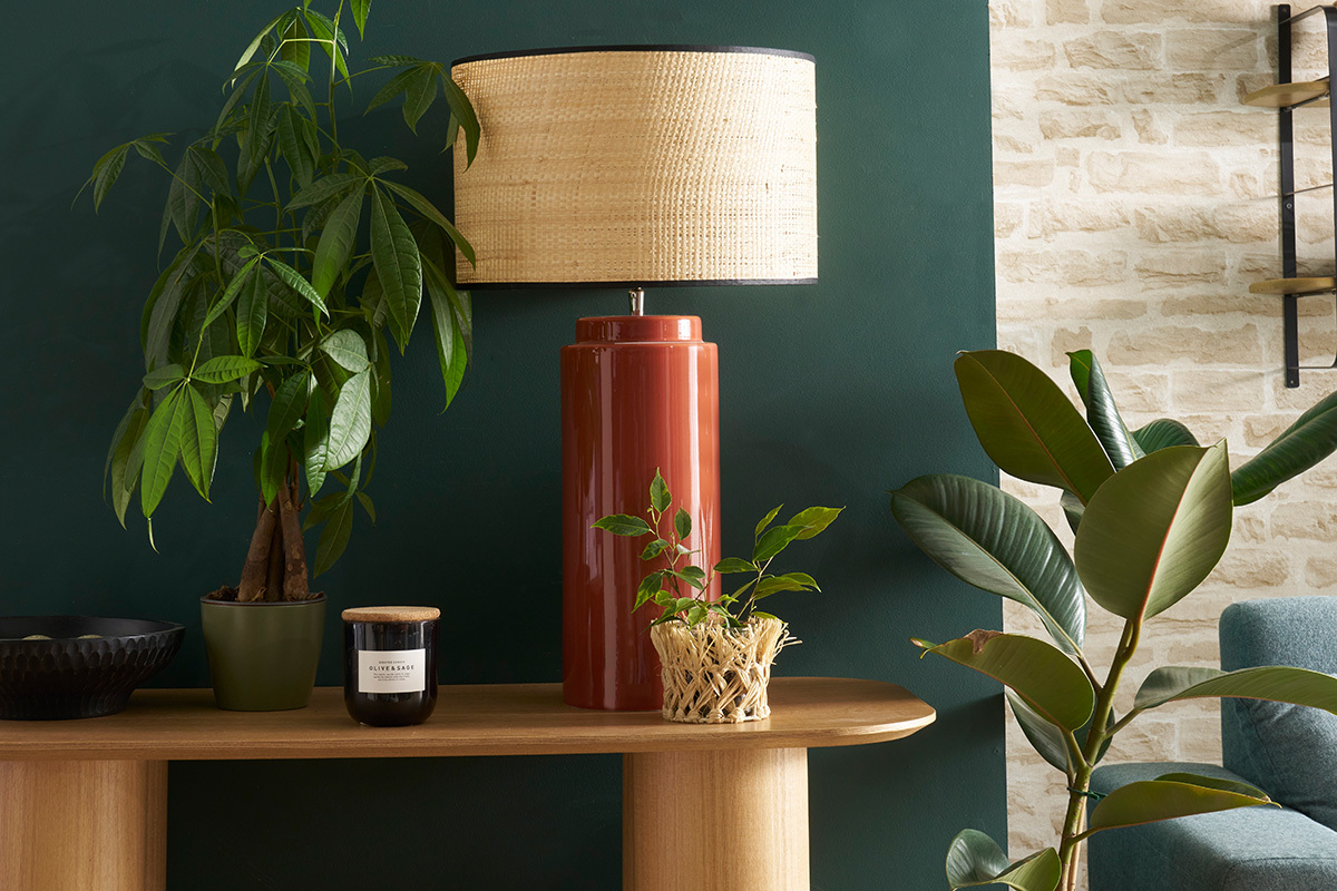 Lampe � poser en c�ramique �maill�e terracotta et abat-jour en raphia naturel H64 cm MAJES