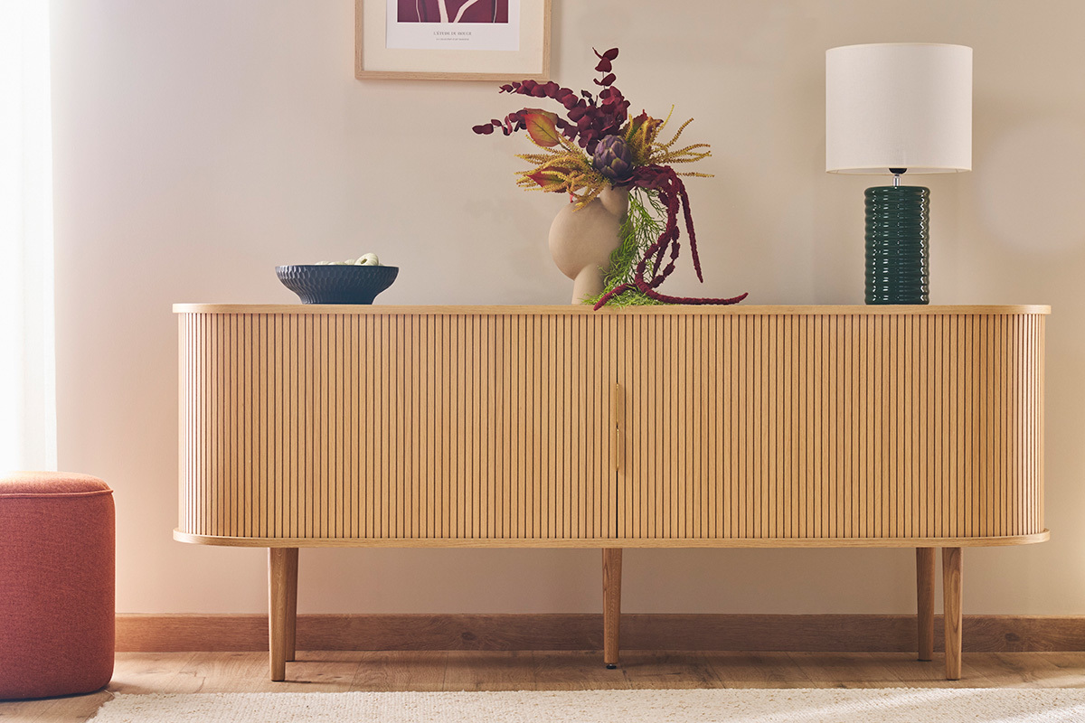 Lampe � poser en c�ramique vert fonc� avec abat-jour �cru, pos�e sur un buffet en bois