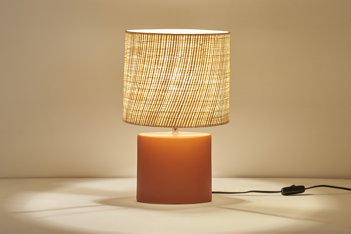 Lampe � poser en c�ramique terracotta mat et abat-jour en raphia naturel H40 cm TIGA