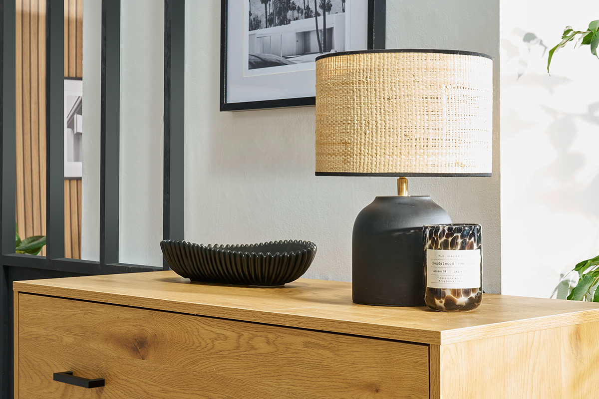 Lampe � poser noire en c�ramique mate et abat-jour en raphia H35 cm ROCHA