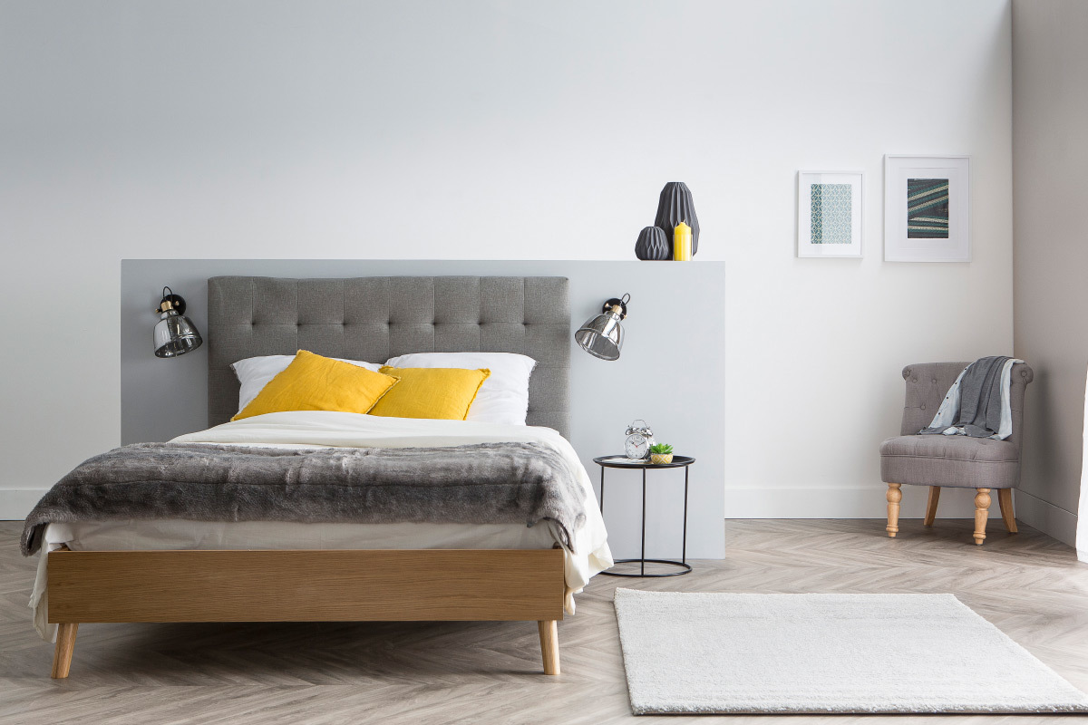 Lit 2 places 140x200cm en bois et tissu gris capitonn� LYNN