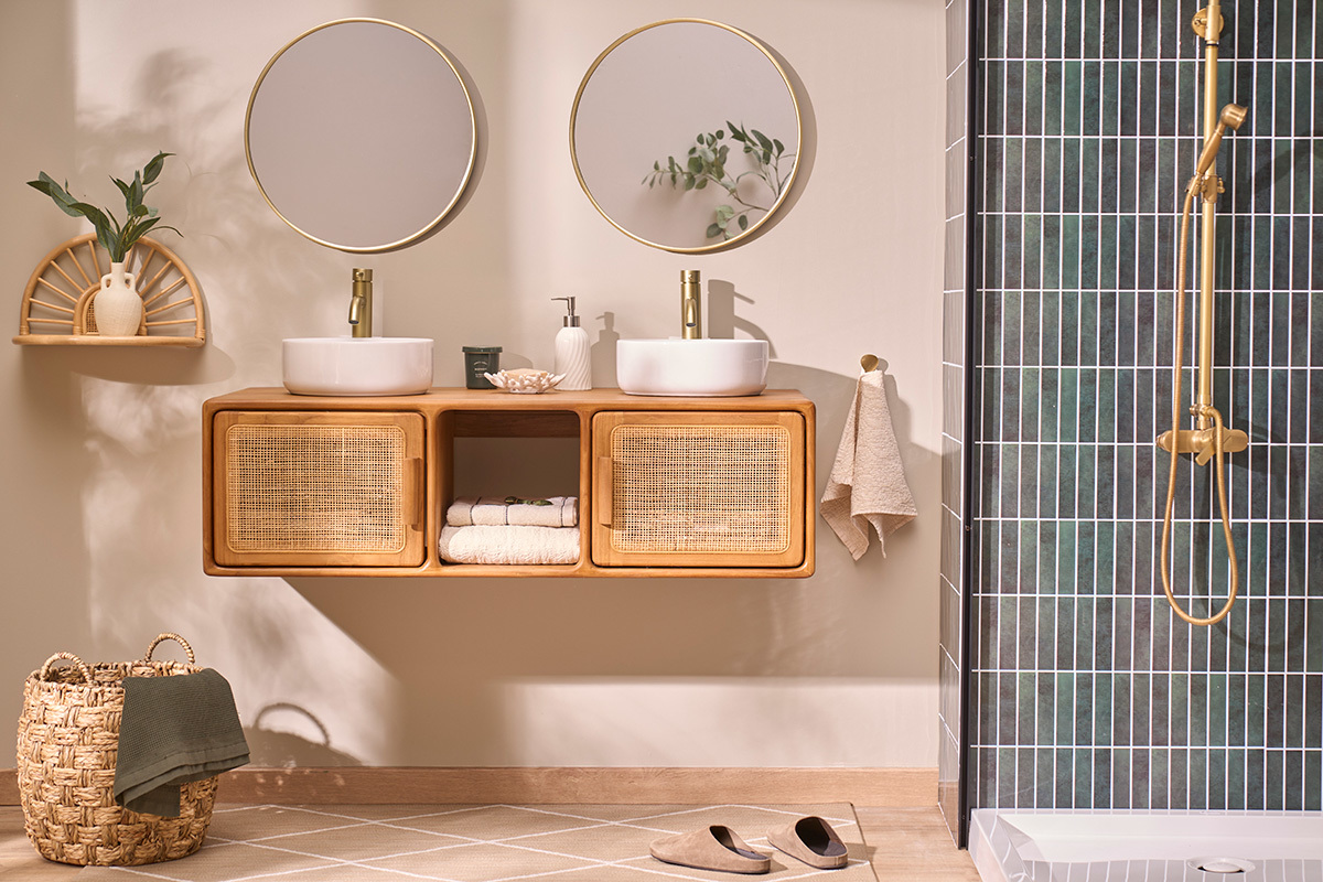 Meuble de salle de bain suspendu BALIA en teck massif et cannage, vue de face avec vasques et accessoires.