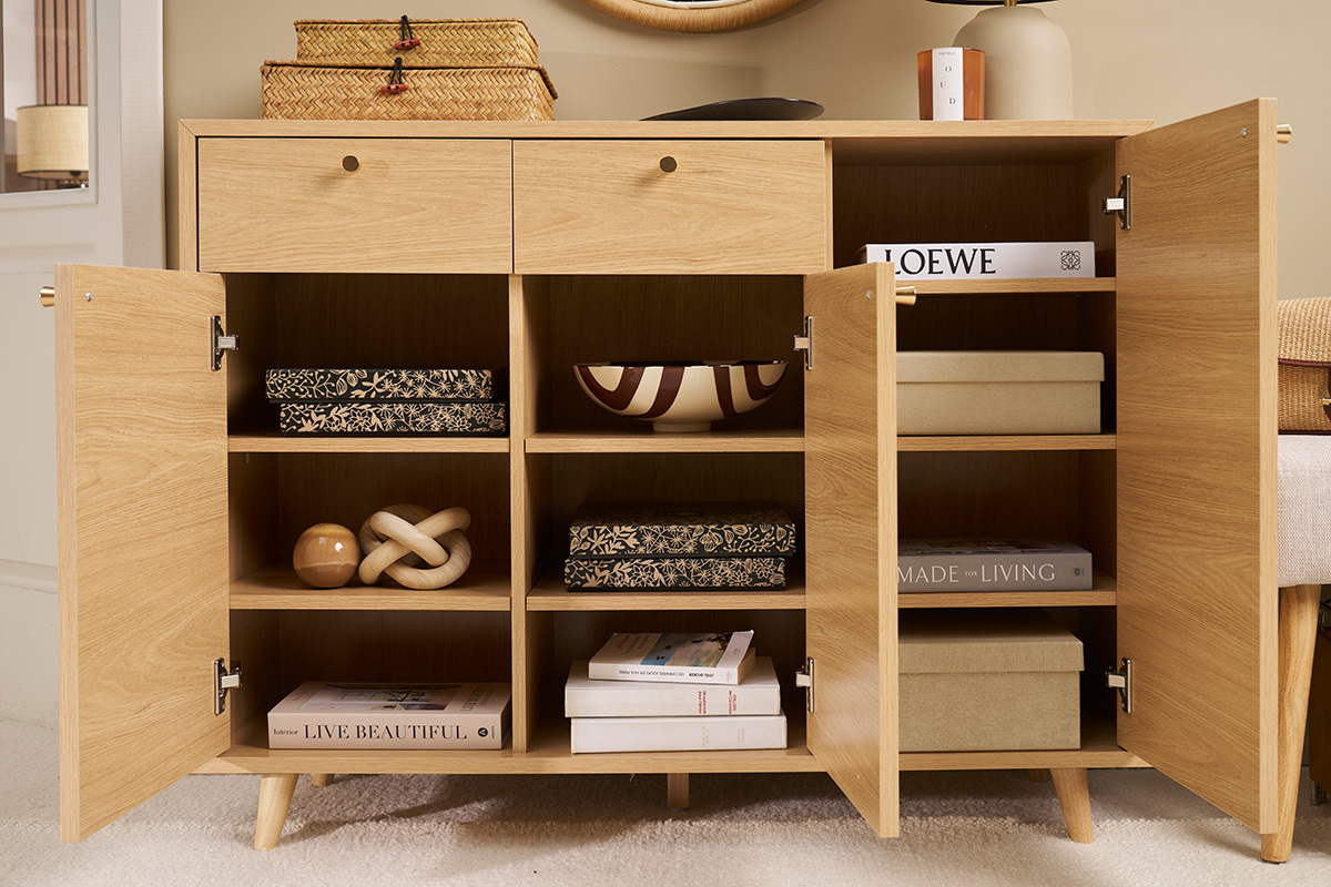 Meuble d'entr�e en bois clair avec portes ouvertes, vue de face, objets de d�coration � l'int�rieur.