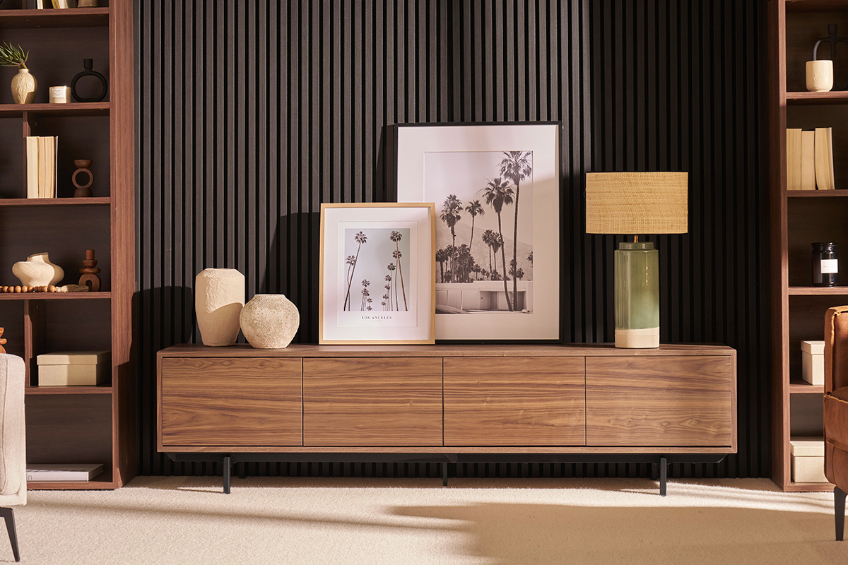 Meuble TV MANNY en bois fonc�, quatre portes, d�cor� avec cadres et lampe, vue de face.