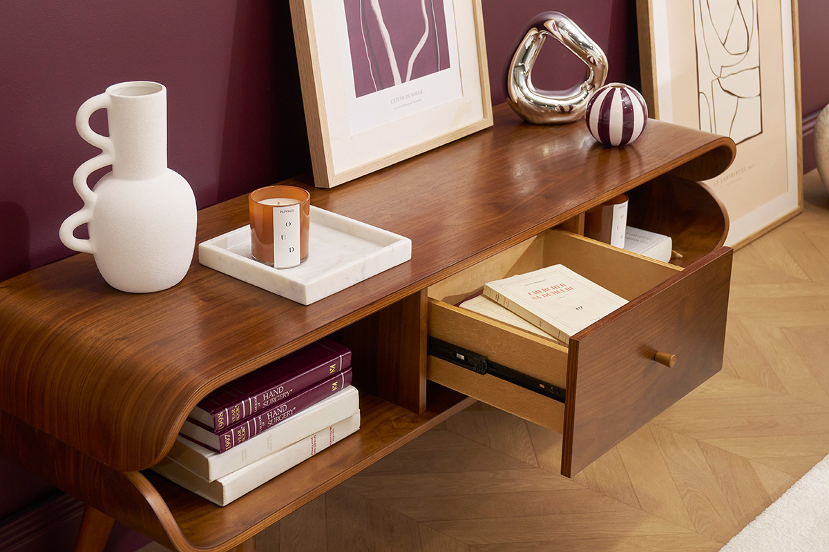 Meuble TV vintage en bois fonc�, vue de c�t�, avec tiroir ouvert et objets d�coratifs.