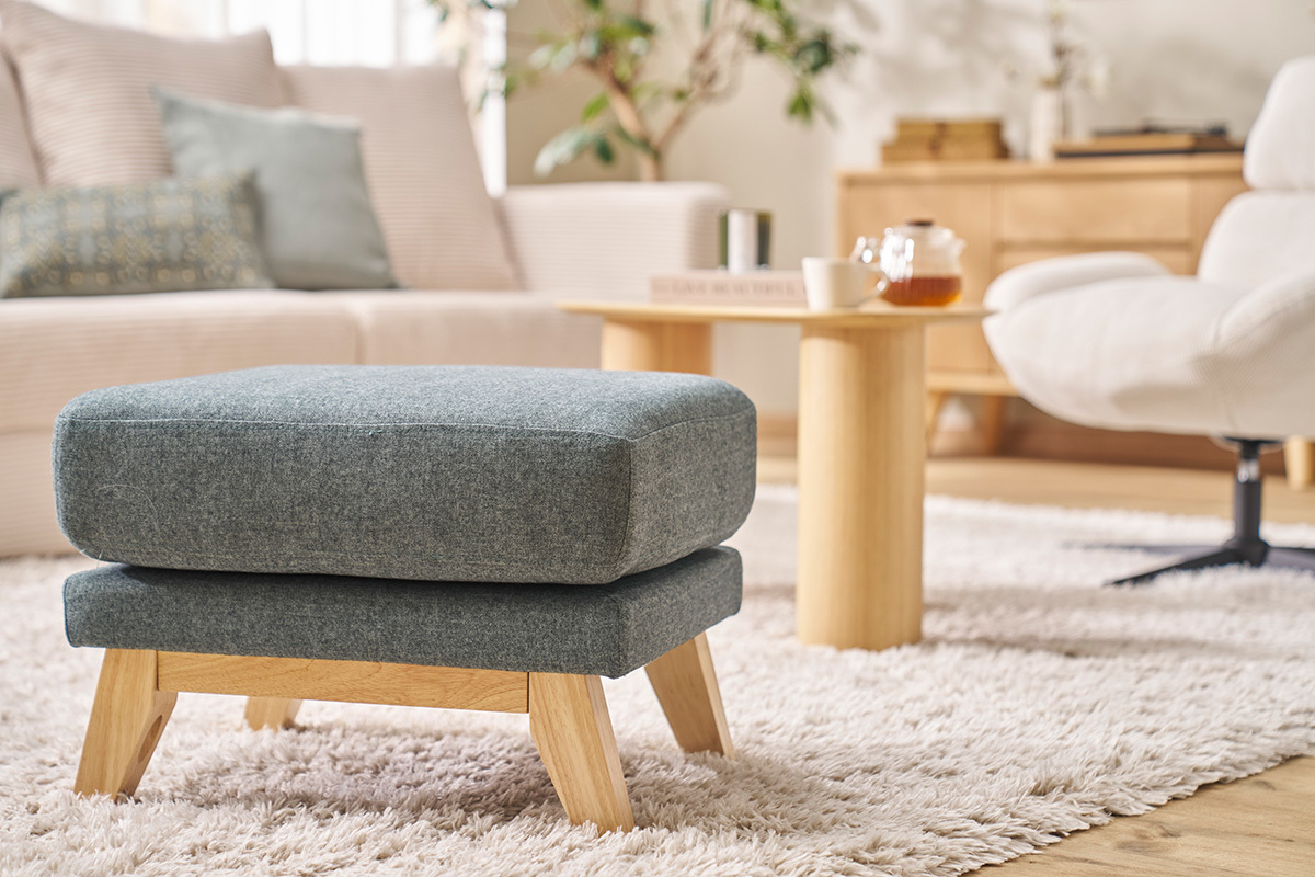 Pouf repose-pieds d�houssable scandinave en tissu vert de gris et bois clair OSLO