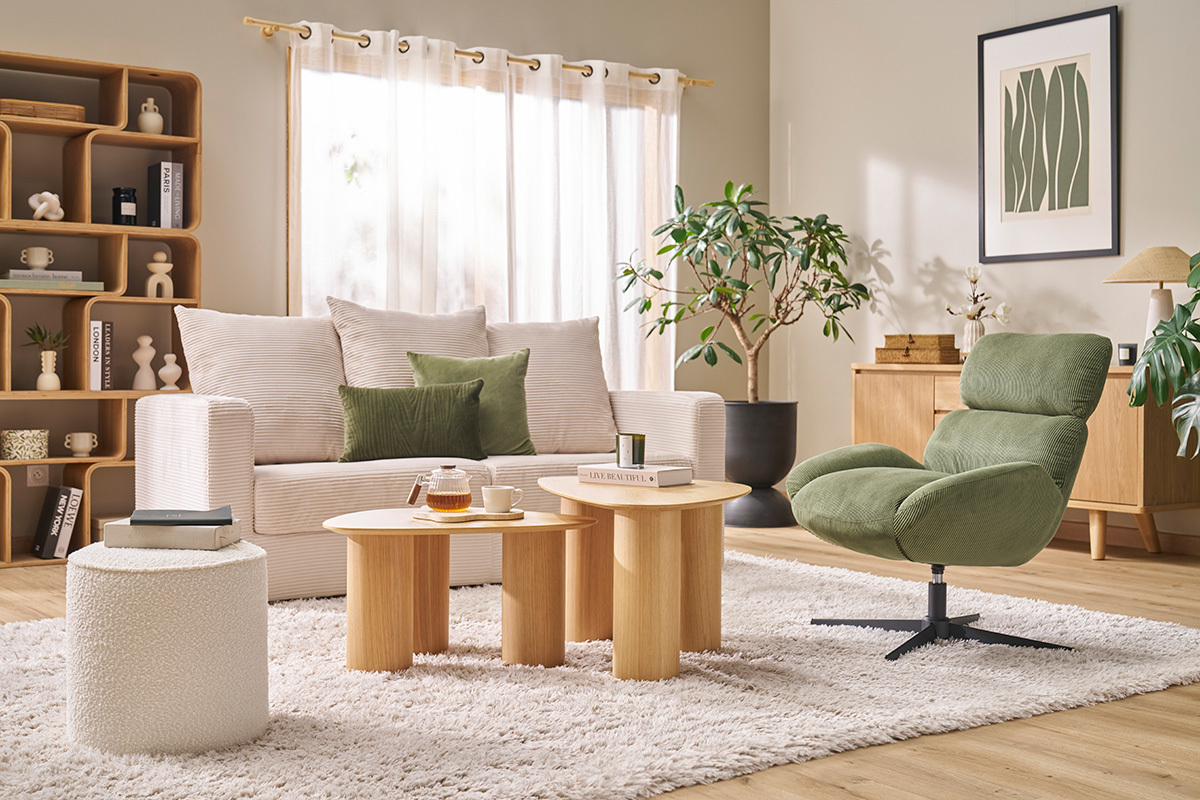 Salon contemporain avec fauteuil vert, pouf en bouclettes, table basse en bois et canap� beige.