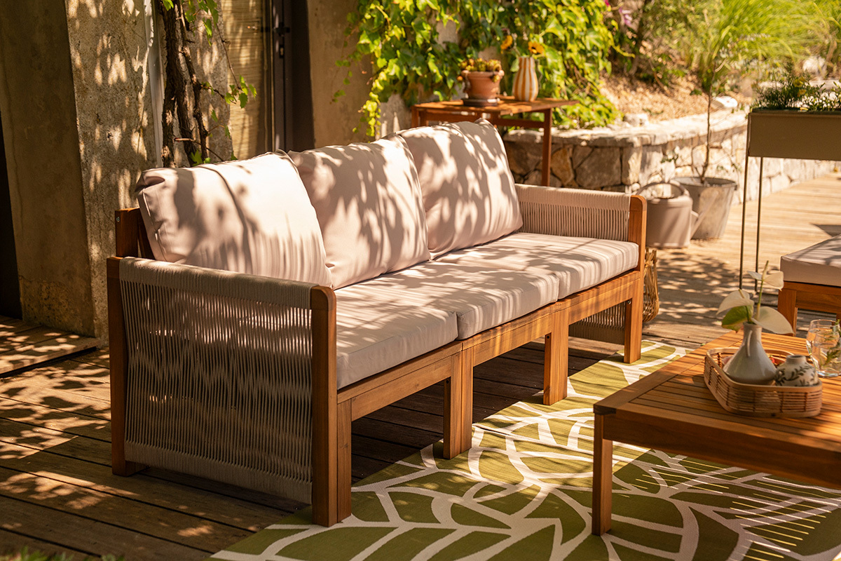 Salon de jardin 3-4 places en bois massif, 2 sets de housse (taupe ou �cru) et accoudoirs tress�s ALOHA