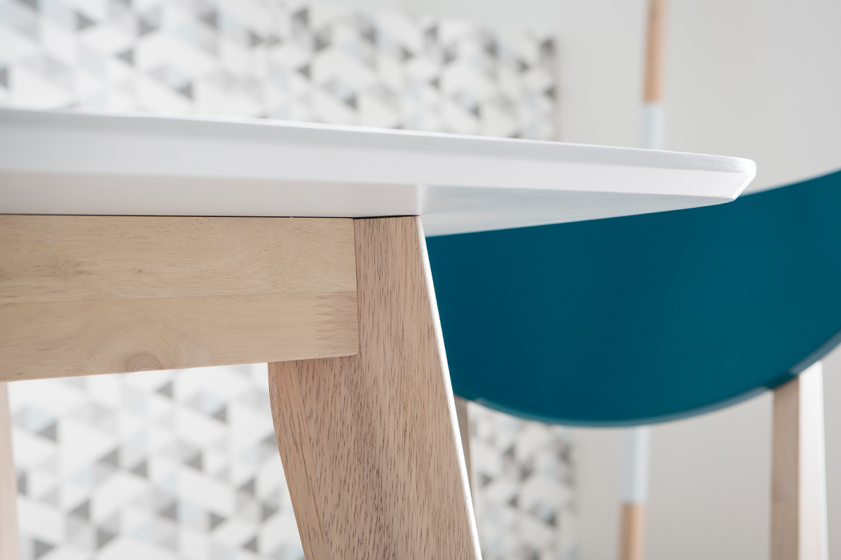 D�tail de la table � manger design blanche et bois clair LEENA, vue rapproch�e du plateau et pied