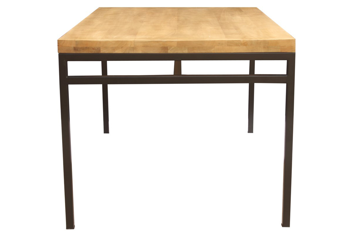 Table � manger industrielle en bois de manguier et m�tal vue de profil.