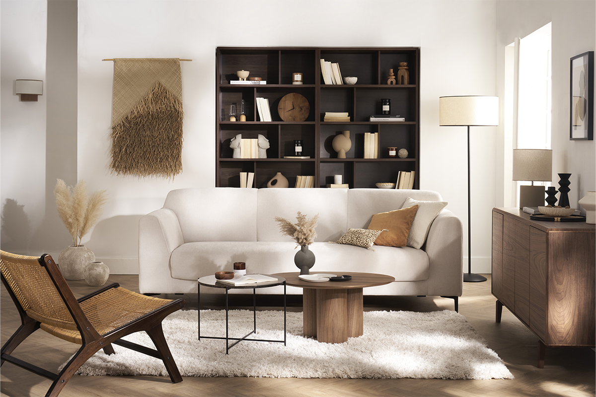 Table basse design bois fonc� noyer L78 cm dans un salon contemporain.