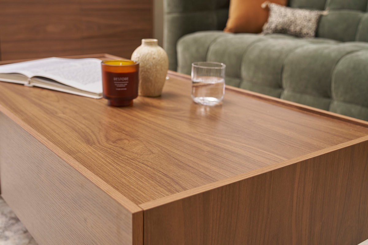 Table basse rectangulaire en bois noyer fonc� avec accessoires, vue rapproch�e.