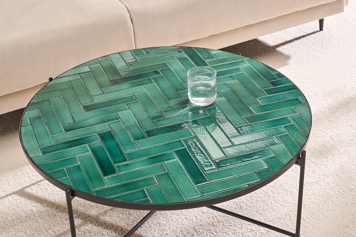 Table basse ronde en c�ramique vert fonc� avec base en m�tal noir, D80.5 cm, avec verre d'eau