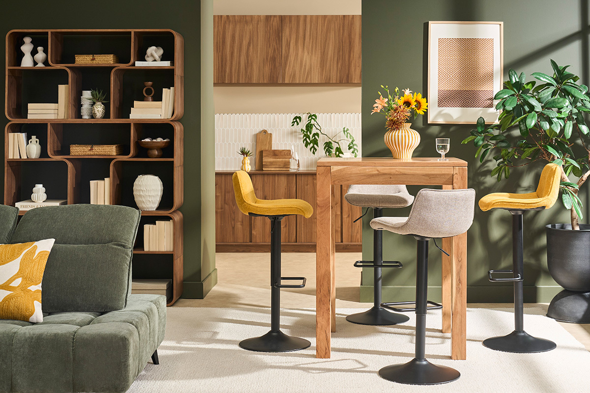Table de bar haute extensible carr�e en bois massif BALTO avec des tabourets, vue d'ensemble en salon moderne.