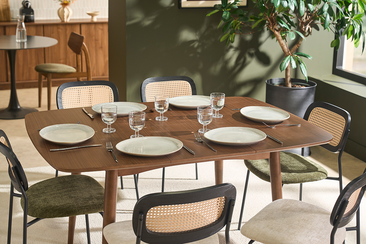 Table extensible rallonges int�gr�es carr�e en bois fonc� noyer L100-140 cm HELMA