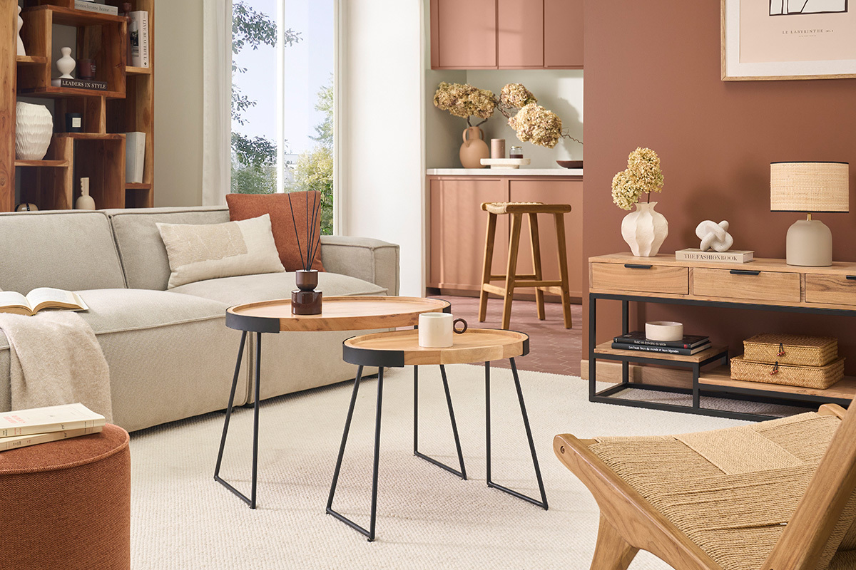 Deux tables basses gigognes en bois et m�tal noir dans un salon moderne.