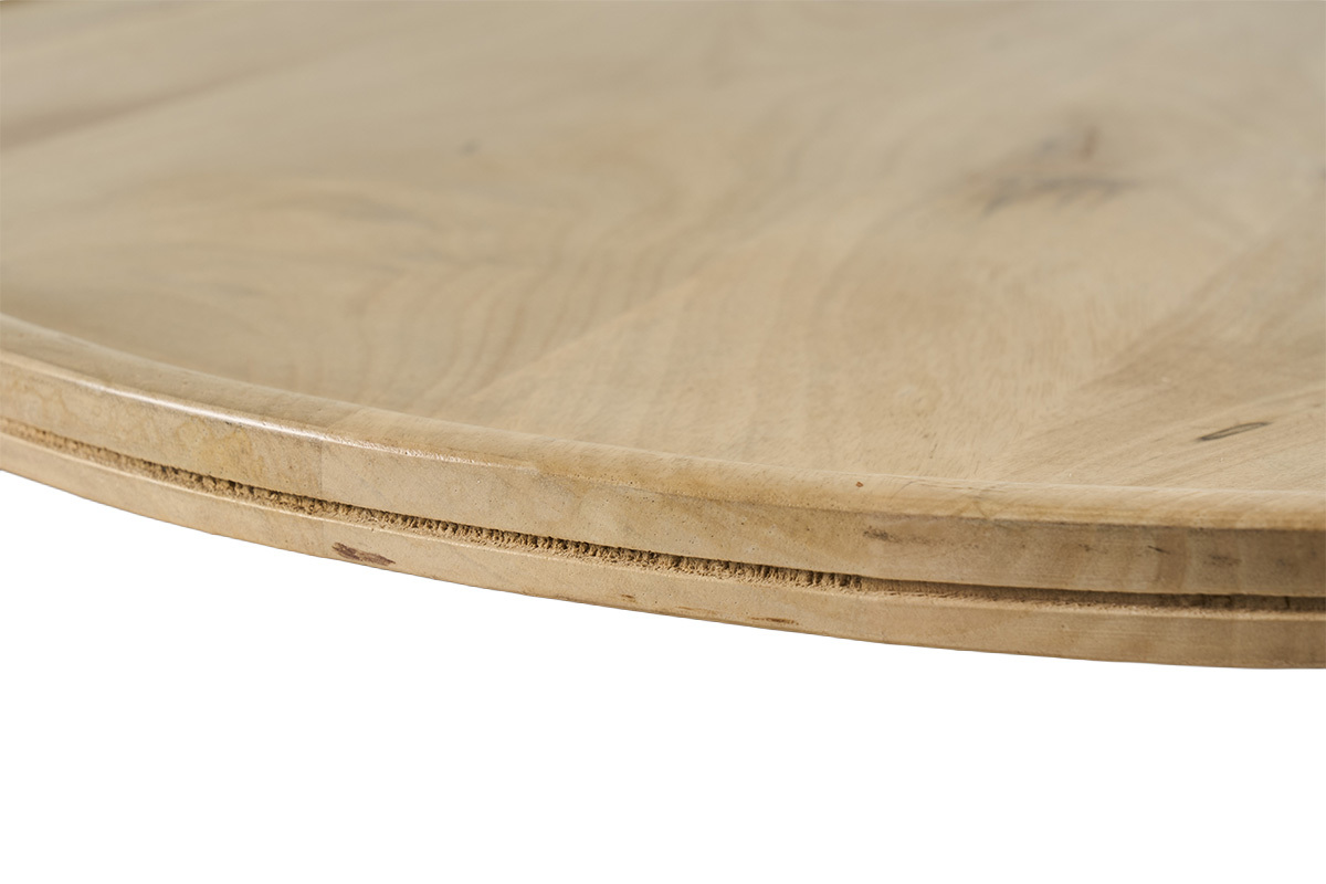 Gros plan sur le plateau d'une table basse en bois de manguier massif.
