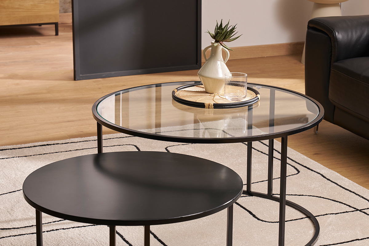Tables basses gigognes rondes en verre et m�tal noir, vue de dessus zoom�e.