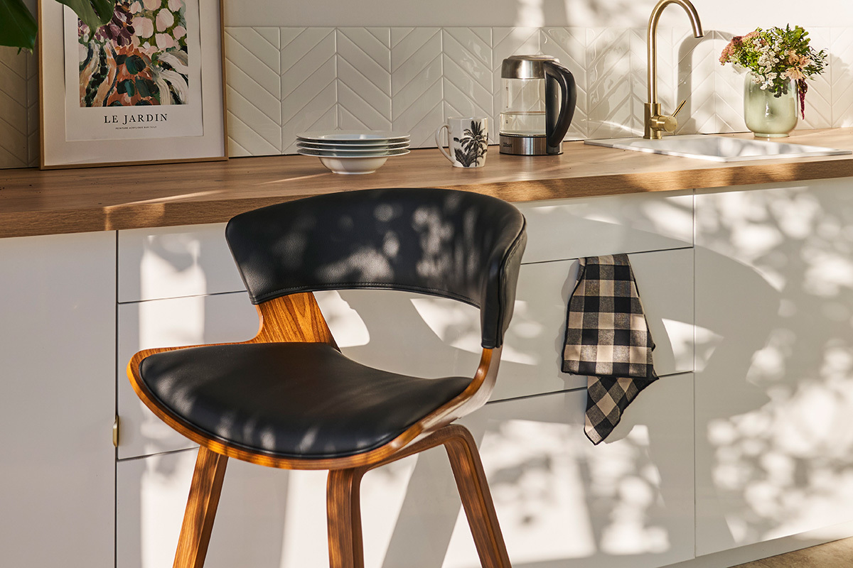 Tabouret de bar design noir et bois fonc� H65 cm SYRAH