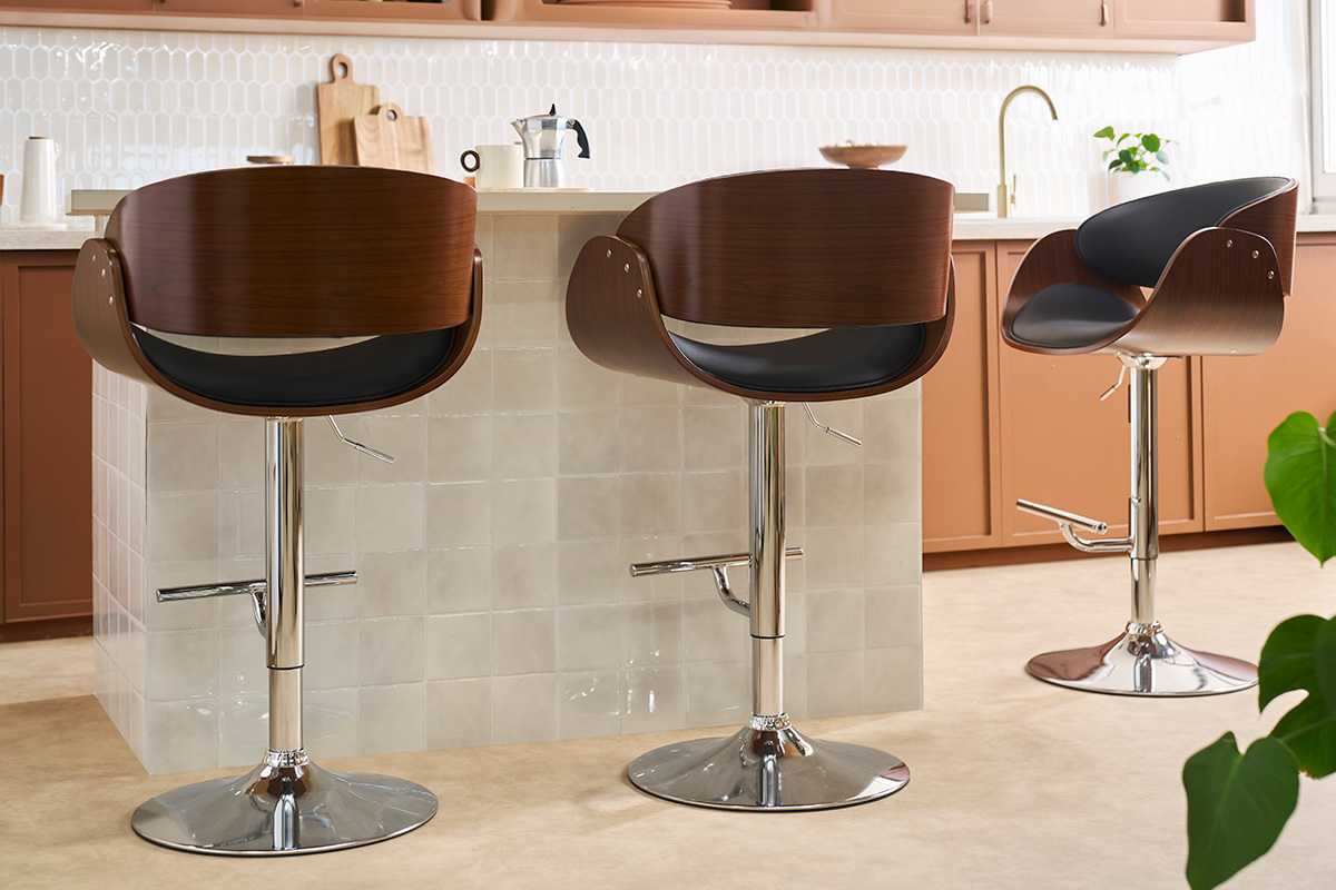 Tabouret de bar design r�glable noir et bois fonc� BENT, vue de trois-quarts dans une cuisine