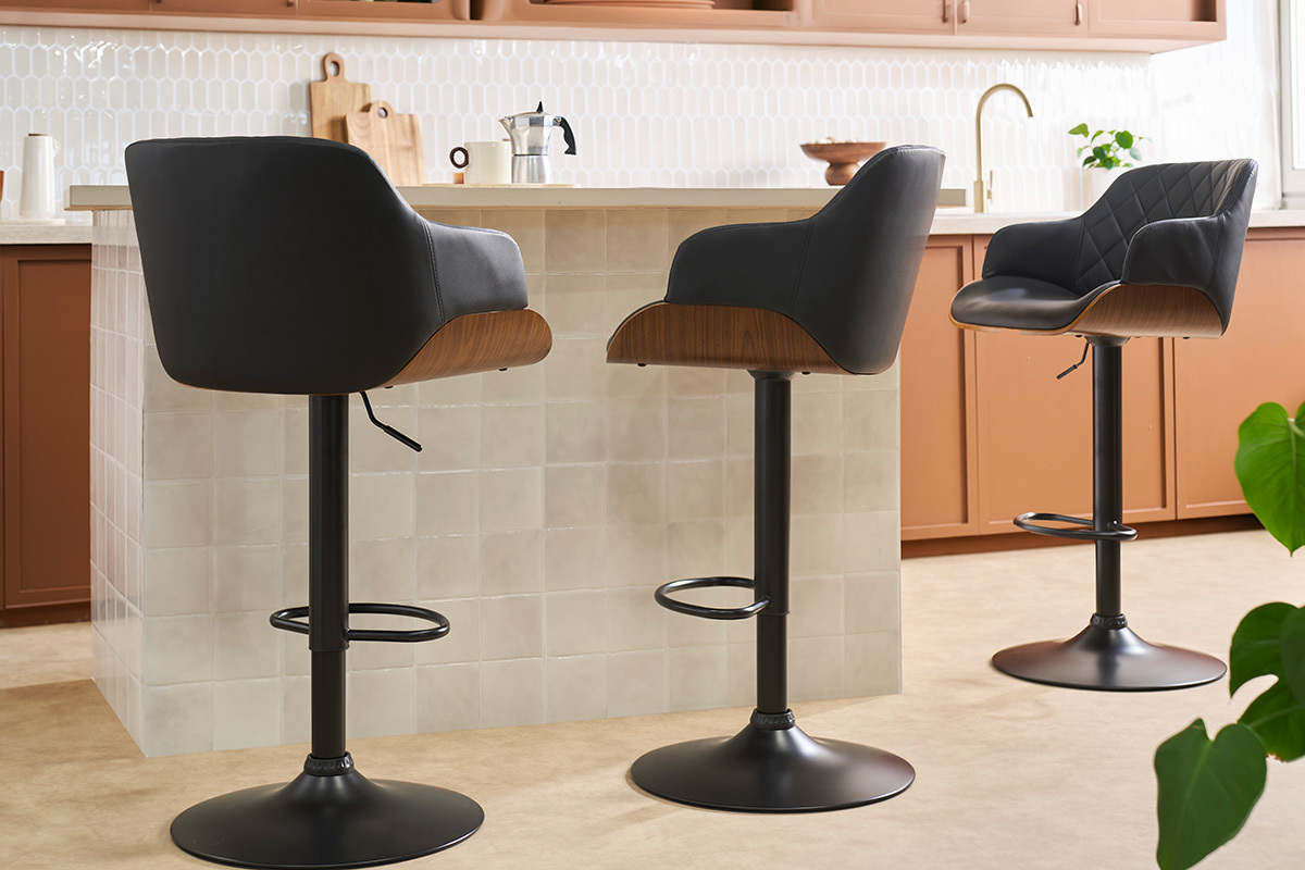 Tabouret de bar r�glable pivotant 360� noir et bois fonc� LUCIEN, vue de dos dans une cuisine moderne.