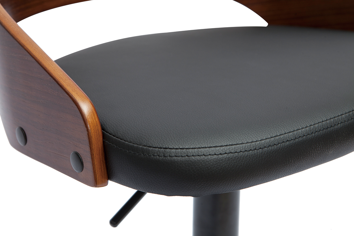 D�tail du si�ge en polyur�thane noir et bois noyer du tabouret de bar MANO, vue partielle.