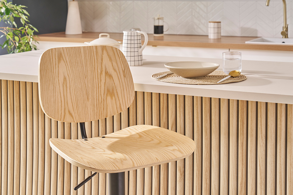 Tabouret de bar relevable bois clair et m�tal noir TOBIAS