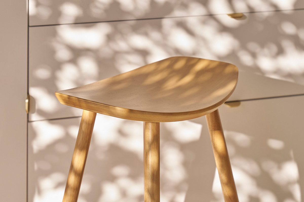 Tabouret de bar en bois clair, vu de c�t�, �clairage d'int�rieur.