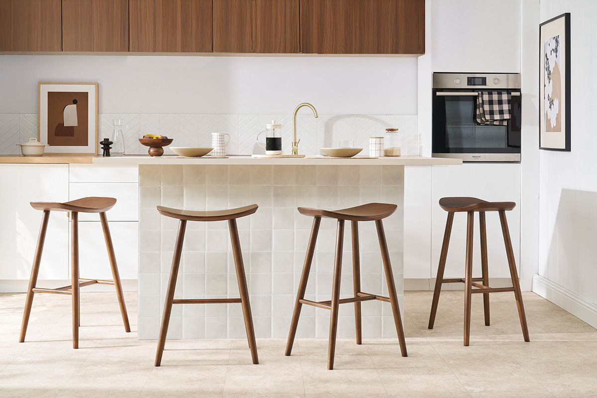 Tabourets de bar en bois noir autour d'un �lot dans une cuisine moderne.