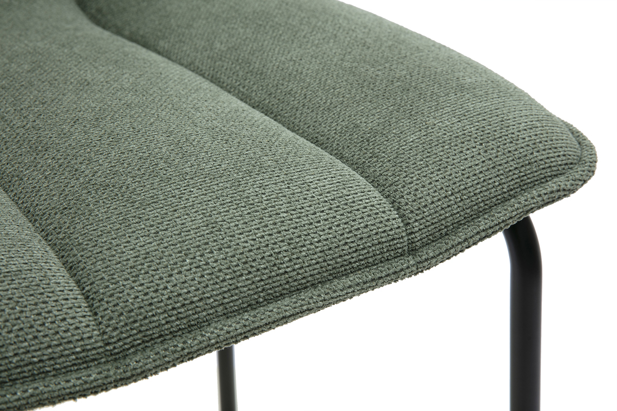 D�tail d'assise en tissu chenille vert kaki du tabouret de bar VISTO avec pi�tement en m�tal noir.