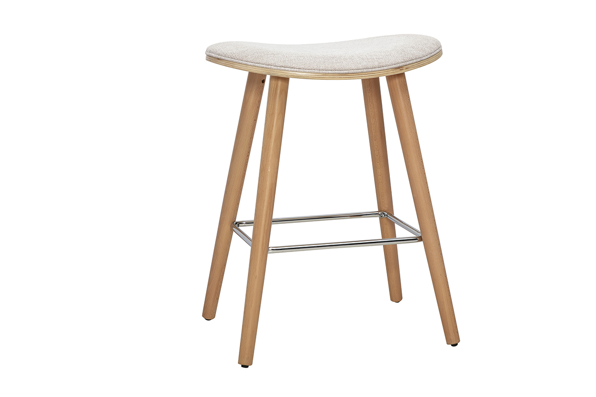 Tabouret de bar en tissu effet velours beige avec pi�tement en bois clair, vue de 3/4.