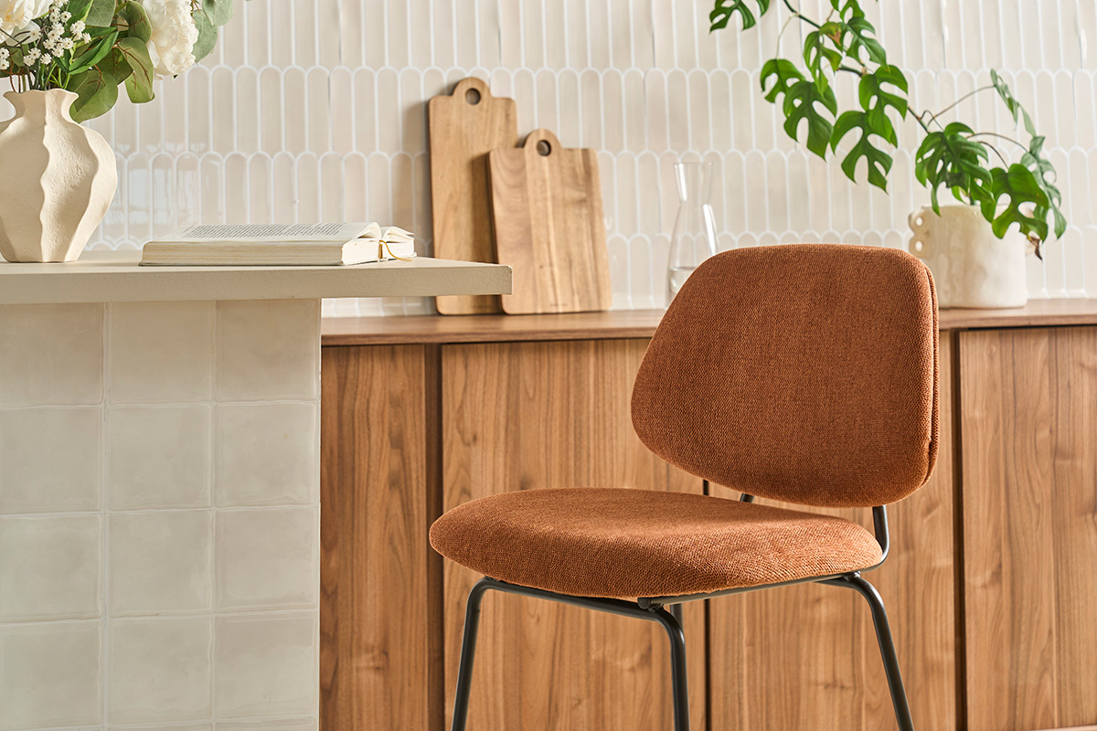 Tabourets de bar en tissu effet velours textur� terre br�l�e et m�tal H66.5 cm BARNET (lot de 2)