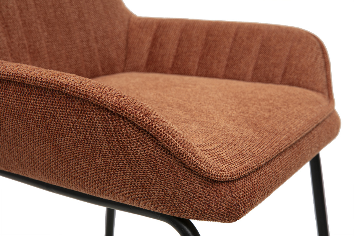 D�tail d'un tabouret de bar RONNIE en tissu effet velours terre br�l�e et m�tal noir.