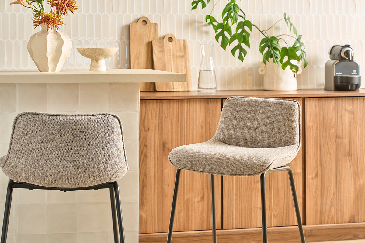 Tabourets de bar en tissu taupe et m�tal noir H65 cm (lot de 2) BOOST