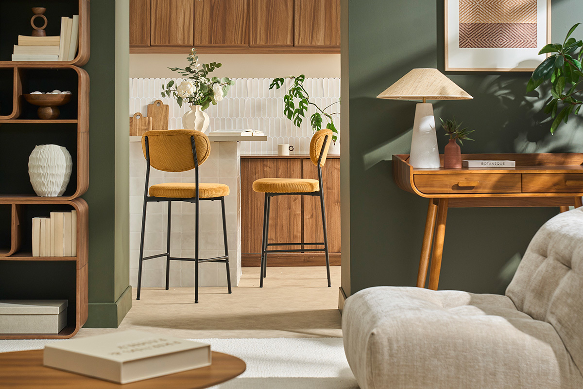 Tabourets de bar fixes en tissu jaune dans un int�rieur moderne, vue d'ensemble.
