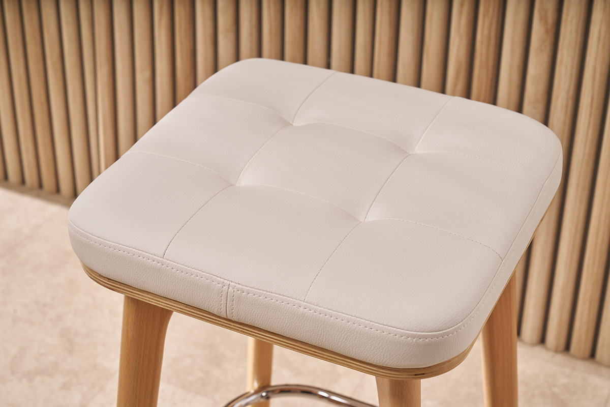 Zoom sur l'assise carr�e en polyur�thane blanc des tabourets de bar GRAMMA avec pi�tement en bois clair.